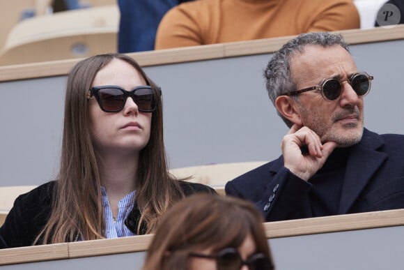 Elie Semoun et sa compagne dans les tribunes au même moment dans les tribunes des Internationaux de France de tennis de Roland Garros 2024 à Paris, France, le 2 juin 2024. © Jacovides-Moreau/Bestimage 