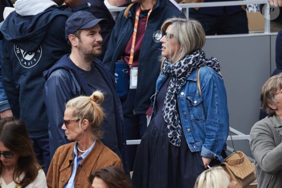 Kyan Khojandi, quant à lui, était venu avec sa femme enceinte.
Kyan Khojandi bientôt Papa, sa femme Christine Giua est enceinte dans les tribunes des Internationaux de France de tennis de Roland Garros 2024 à Paris, France, le 2 juin 2024. © Jacovides-Moreau/Bestimage 