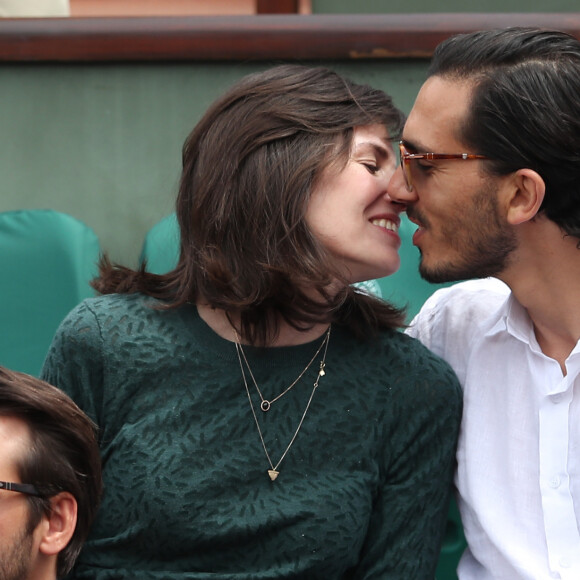 Louise Monot et son compagnon Samir Boitard - Les célébrités dans les tribunes lors des internationaux de France de Roland-Garros à Paris, le 4 juin 2017. © Dominique Jacovides-Cyril Moreau/Bestimage 