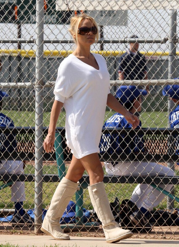 La belle Pamela Anderson venue supporter son fils lors d'un match de baseball, à Malibu, le 20 mars 2010.