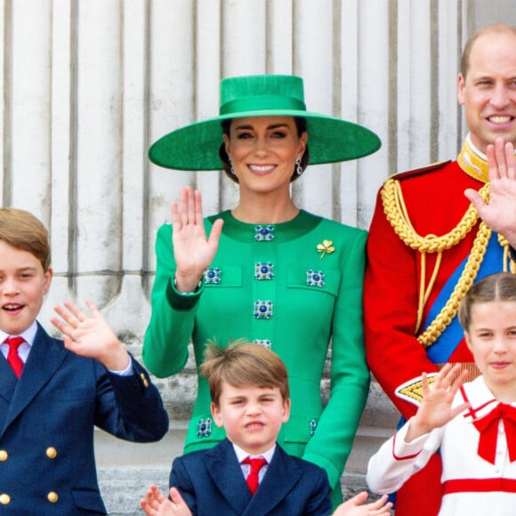 Selon cette dernière, la princesse de Galles "ne reviendra peut-être jamais dans le rôle dans lequel les gens la voyaient auparavant".
Kate Middleton, le prince William, George, Charlotte et Louis.