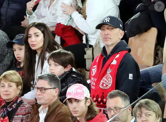 Une ville qu'il n'a pas choisie au hasard, lui qui se rend de plus en plus dans le sud de la France pour être avec son fils Raphaël. 
Gad Elmaleh et son fils Raphaël Elmaleh dans les tribunes lors du match de basketball d'Euroleague opposant l'AS Monaco au Real Madrid (98-74) dans la salle Gaston Médecin à Monaco, le 19 janvier 2024. © Cyril Dodergny/Nice Matin/Bestimage 