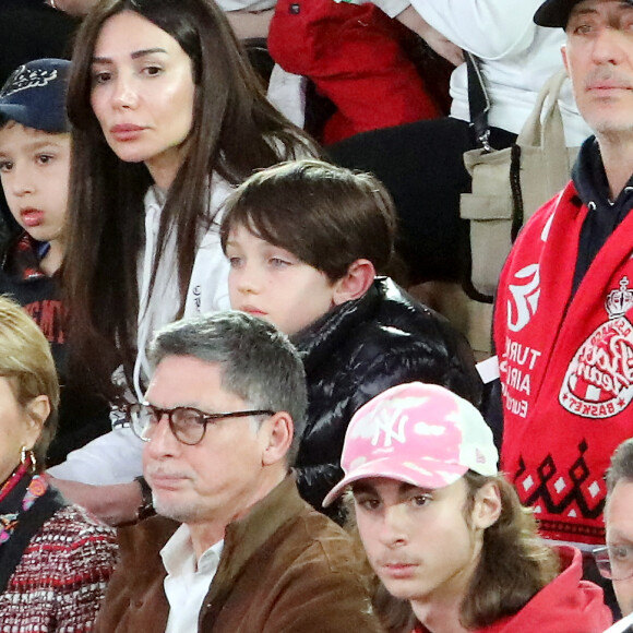 Une ville qu'il n'a pas choisie au hasard, lui qui se rend de plus en plus dans le sud de la France pour être avec son fils Raphaël. 
Gad Elmaleh et son fils Raphaël Elmaleh dans les tribunes lors du match de basketball d'Euroleague opposant l'AS Monaco au Real Madrid (98-74) dans la salle Gaston Médecin à Monaco, le 19 janvier 2024. © Cyril Dodergny/Nice Matin/Bestimage 