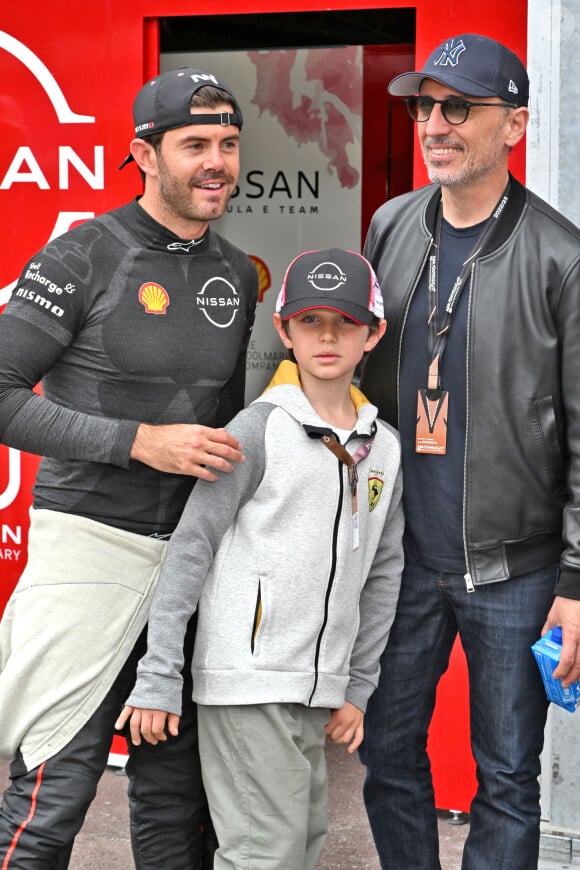 Gad Elmaleh, son fils Raphaël et le pilote Norman Nato au stand Nissan durant le 6eme Monaco E-Prix à Monaco, le 6 mai 2023.  © Bruno Bebert/Bestimage 