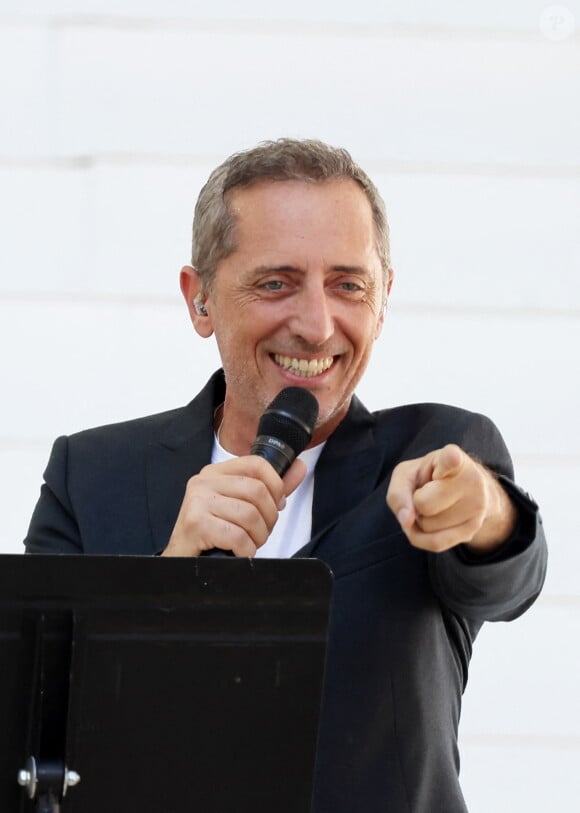 Gad Elmaleh - Le président de la République française E.Macron et la première dame B.Macron assistent à la messe donnée par le pape François au stade Vélodrome de Marseille, le 23 septembre 2023. Sa Sainteté le pape François est à Marseille pour la clôture des Rencontres Méditerranéennes (17 - 24 septembre 2023). © Dominique Jacovides / Bestimage