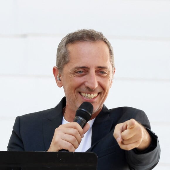 Gad Elmaleh - Le président de la République française E.Macron et la première dame B.Macron assistent à la messe donnée par le pape François au stade Vélodrome de Marseille, le 23 septembre 2023. Sa Sainteté le pape François est à Marseille pour la clôture des Rencontres Méditerranéennes (17 - 24 septembre 2023). © Dominique Jacovides / Bestimage