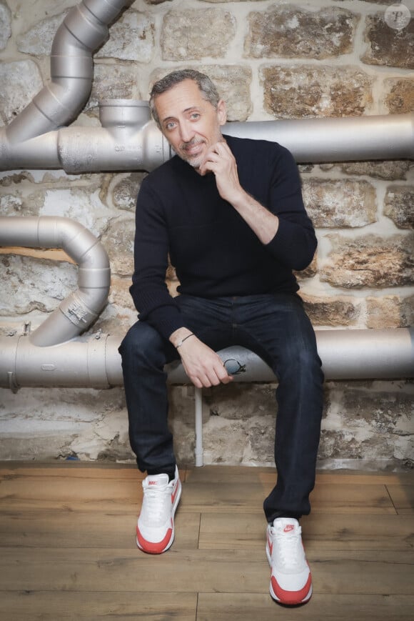 Gad Elmaleh passe donc de plus en plus de temps dans le sud de la France.
Exclusif - Rendez-vous avec Gad Elmaleh dans les backstage des Comedy Club à Paris. Le 23 avril 2023 © Jack Tribeca / Bestimage 