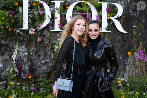 Caroline Marre et Souheila Yacoub lors de la croisière Dior 2025 au Drummond Castle dans le Perthshire en Ecosse, le 3 juin 2024. © Andrew Milligan/PA Wire