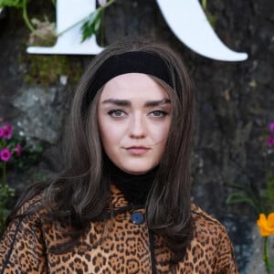 Le look de la star française faisait écho à celui de l'actrice de Game of Thrones, Maisie Williams, alias Arya Stark
Maisie Williams lors de la croisière Dior 2025 au Drummond Castle dans le Perthshire en Ecosse, le 3 juin 2024. © Andrew Milligan/PA Wire