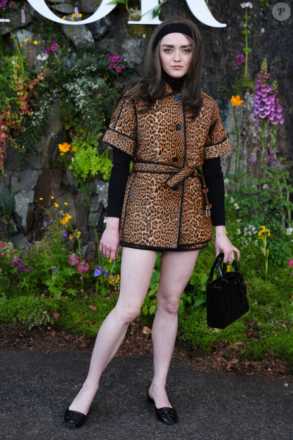 Le look de la star française faisait écho à celui de l'actrice de Game of Thrones, Maisie Williams, alias Arya Stark
Maisie Williams lors de la croisière Dior 2025 au Drummond Castle dans le Perthshire en Ecosse, le 3 juin 2024. © Andrew Milligan/PA Wire