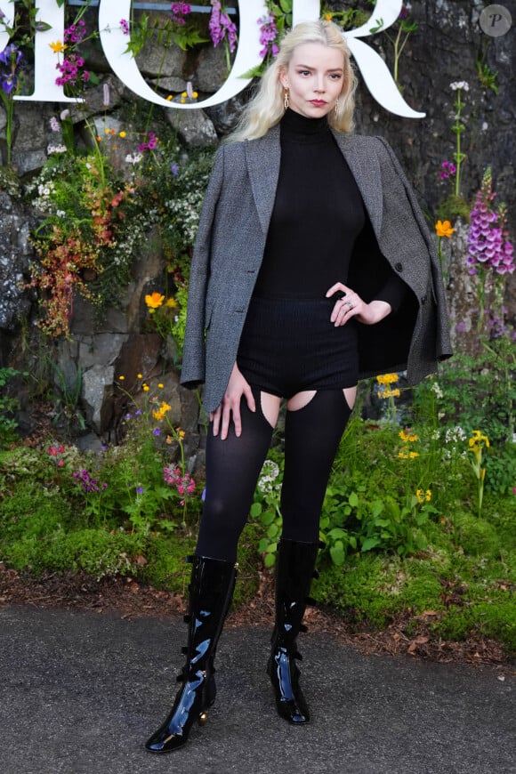 Anya Taylor-Joy lors de la croisière Dior 2025 au Drummond Castle dans le Perthshire en Ecosse, le 3 juin 2024. © Andrew Milligan/PA Wire