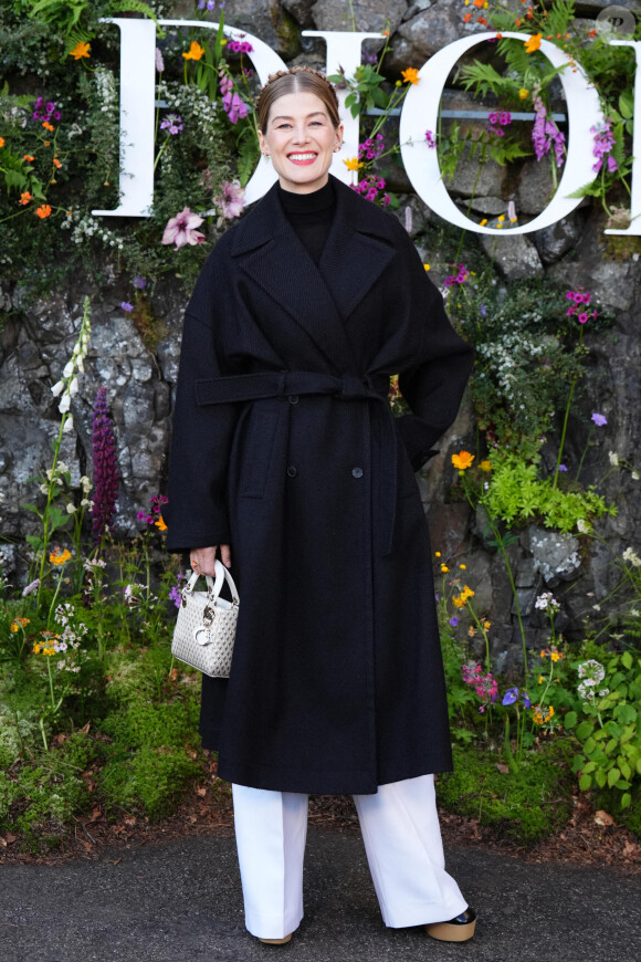 Rosamund Pike lors de la croisière Dior 2025 au Drummond Castle dans le Perthshire en Ecosse, le 3 juin 2024. © Andrew Milligan/PA Wire