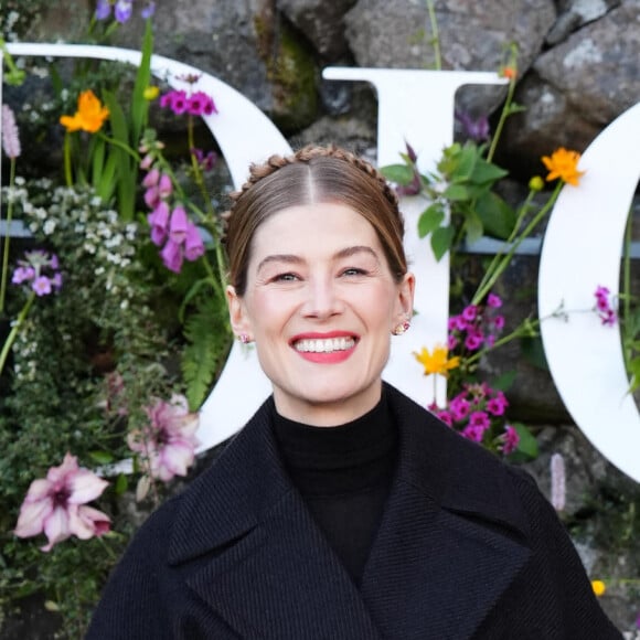 Rosamund Pike lors de la croisière Dior 2025 au Drummond Castle dans le Perthshire en Ecosse, le 3 juin 2024. © Andrew Milligan/PA Wire