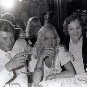 Archives - Johnny Hallyday et Sylvie Vartan boivent un verre avec Jean-Jacques Debout après son concert à l'Olympia. Le 14 mai 1970 © Keystone Press Agency / Zuma Press / Bestimage