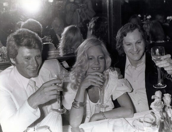 Archives - Johnny Hallyday et Sylvie Vartan boivent un verre avec Jean-Jacques Debout après son concert à l'Olympia. Le 14 mai 1970 © Keystone Press Agency / Zuma Press / Bestimage