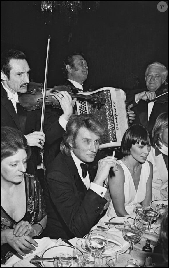 Une danseuse du Crazy Horse.
Johnny Hallyday et Rosa Fumetto