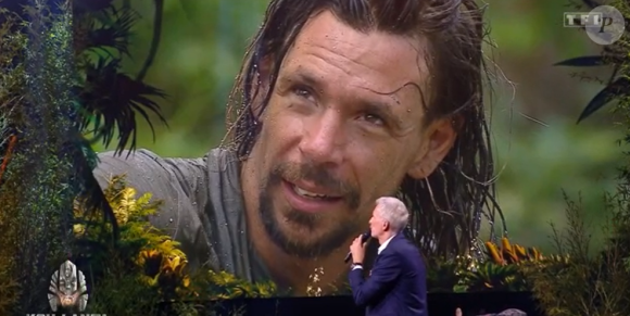 Et en plein discours, Denis Brogniart a eu "une pensée pour Pauline".
Lors de la finale de "Koh-Lanta, Les Chasseurs d'immunité", Samir et Annick, les parents du regretté Bertrand-Kamal, étaient sur le plateau de TF1, mardi 4 juin 2024.