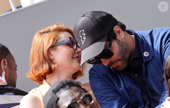 Elodie Frégé et un ami - Les célébrités dans les tribunes des Internationaux de France de tennis de Roland Garros 2024 à Paris. Le 5 juin 2024. © Jacovides-Moreau/Bestimage