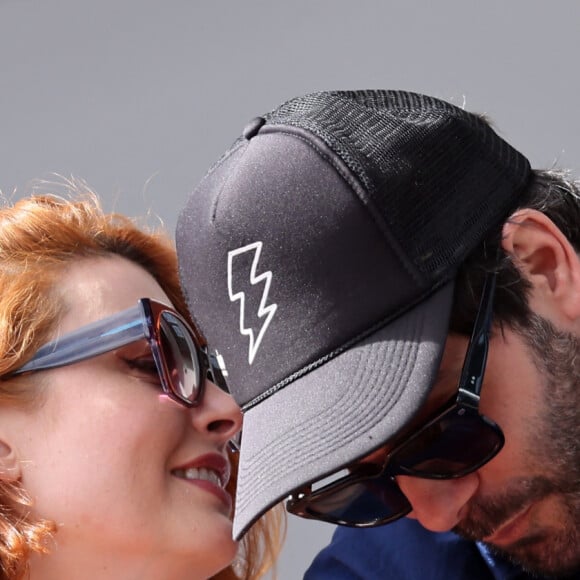 Elodie Frégé et un ami - Les célébrités dans les tribunes des Internationaux de France de tennis de Roland Garros 2024 à Paris. Le 5 juin 2024. © Jacovides-Moreau/Bestimage