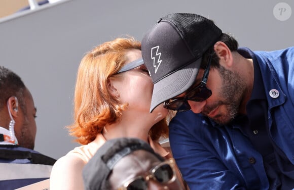 Elodie Frégé et un ami - Les célébrités dans les tribunes des Internationaux de France de tennis de Roland Garros 2024 à Paris. Le 5 juin 2024. © Jacovides-Moreau/Bestimage