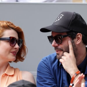 Elodie Frégé et un ami - Les célébrités dans les tribunes des Internationaux de France de tennis de Roland Garros 2024 à Paris. Le 5 juin 2024. © Jacovides-Moreau/Bestimage