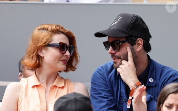 Elodie Frégé et un ami - Les célébrités dans les tribunes des Internationaux de France de tennis de Roland Garros 2024 à Paris. Le 5 juin 2024. © Jacovides-Moreau/Bestimage