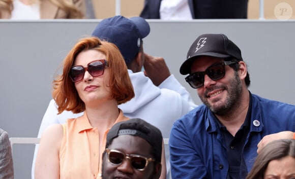 Elodie Frégé avec un beau brun dans les tribunes de Roland-Garros
 
Elodie Frégé - Les célébrités dans les tribunes des Internationaux de France de tennis de Roland Garros à Paris. © Jacovides-Moreau/Bestimage