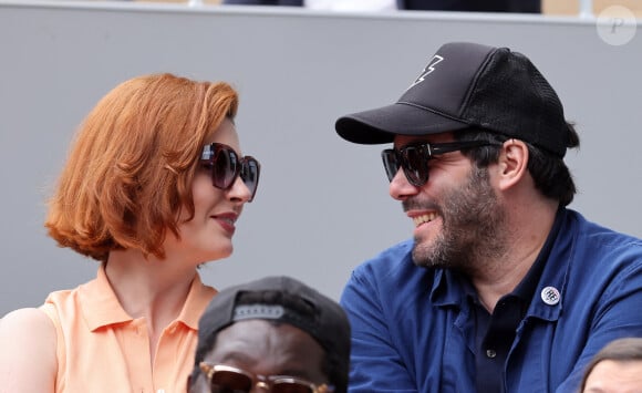 Elodie Frégé et un ami - Les célébrités dans les tribunes des Internationaux de France de tennis de Roland Garros 2024 à Paris. Le 5 juin 2024. © Jacovides-Moreau/Bestimage