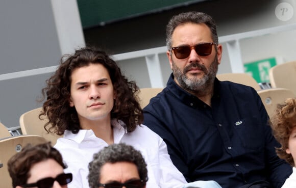 Bruce Toussaint a été aperçu dans les tribunes avec son fils, Noé
 
Noé Toussaint et son père Bruce Toussaint - Les célébrités dans les tribunes des Internationaux de France de tennis de Roland Garros 2024 à Paris. Le 5 juin 2024. © Jacovides-Moreau/Bestimage