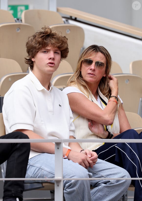 Sarah Poniatowski et son fils Roman Lavoine - Les célébrités dans les tribunes des Internationaux de France de tennis de Roland Garros 2024 à Paris. Le 5 juin 2024. © Jacovides-Moreau/Bestimage  