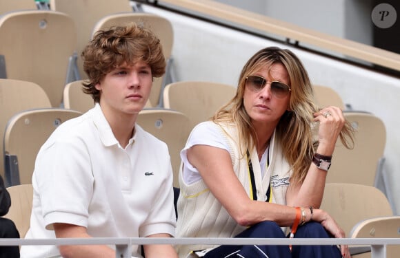 Roman Lavoine, le fils de Marc Lavoine, était avec sa mère Sarah Poniatowski
 
Sarah Poniatowski et son fils Roman Lavoine - Les célébrités dans les tribunes des Internationaux de France de tennis de Roland Garros 2024 à Paris. Le 5 juin 2024. © Jacovides-Moreau/Bestimage