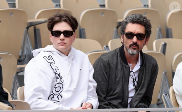 David Foenkinos et son fils - Les célébrités dans les tribunes des Internationaux de France de tennis de Roland Garros 2024 à Paris. Le 5 juin 2024. © Jacovides-Moreau/Bestimage  