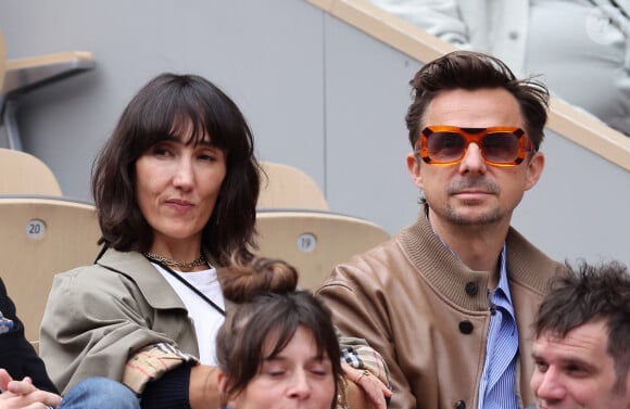 Martin Solveig et une amie - Les célébrités dans les tribunes des Internationaux de France de tennis de Roland Garros 2024 à Paris. Le 5 juin 2024. © Jacovides-Moreau/Bestimage