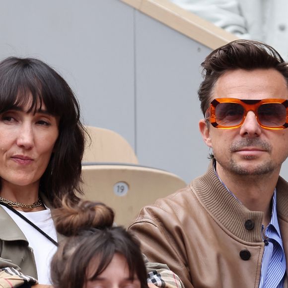 Martin Solveig et une amie - Les célébrités dans les tribunes des Internationaux de France de tennis de Roland Garros 2024 à Paris. Le 5 juin 2024. © Jacovides-Moreau/Bestimage