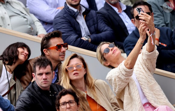 Martin Solveig, Cécile Cassel, Félix Moati et Alice Taglioni étaient réunis dans le même endroit du stade
 
Martin Solveig, Cécile Cassel, Félix Moati et Alice Taglioni - Les célébrités dans les tribunes des Internationaux de France de tennis de Roland Garros 2024 à Paris. Le 5 juin 2024. © Jacovides-Moreau/Bestimage