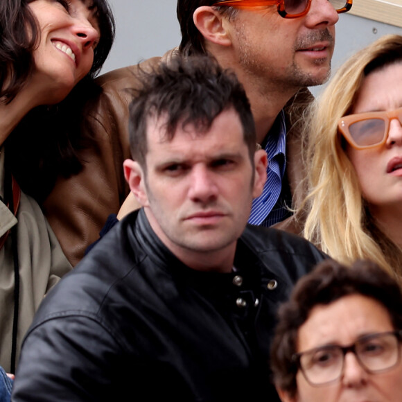 Martin Solveig, Cécile Cassel, Félix Moati et Alice Taglioni étaient réunis dans le même endroit du stade
 
Martin Solveig, Cécile Cassel, Félix Moati et Alice Taglioni - Les célébrités dans les tribunes des Internationaux de France de tennis de Roland Garros 2024 à Paris. Le 5 juin 2024. © Jacovides-Moreau/Bestimage