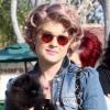 Kelly Osbourne passe l'après-midi avec ses parents Ozzy et Sharon Osbourne et son chien à Los Angeles le 20 mars 2010