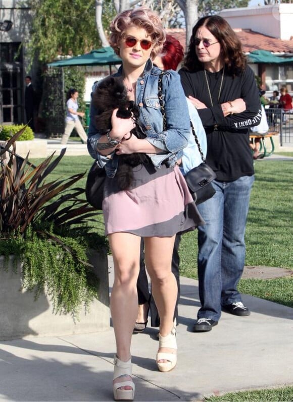 Kelly Osbourne passe l'après-midi avec ses parents Ozzy et Sharon Osbourne et son chien à Los Angeles le 20 mars 2010