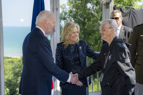 Et aurait aussi proposé une scène improbable
Joe et Jill Biden à Colleville-sur-Mer pour les 80 ans du Débarquement le 6 juin 2024 © Adam Schultz/White House/Planet Pix via ZUMA Press/Bestimage