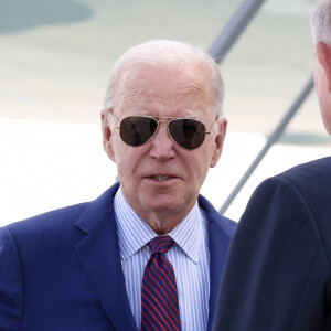 Le premier ministre Gabriel Attal accueille le président Joe Biden à l'aéroport de Orly le 5 juin 2024. Le président des États-Unis rejoindra jeudi les plages normandes pour le 80ème anniversaire du D-Day, où il retrouvera d'autres responsables politiques, comme le chancelier allemand O.Scholz ou le président ukrainien V.Zelensky. © Stéphane Lemouton / Bestimage 