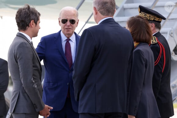 Le premier ministre Gabriel Attal accueille le président Joe Biden à l'aéroport de Orly le 5 juin 2024. Le président des États-Unis rejoindra jeudi les plages normandes pour le 80ème anniversaire du D-Day, où il retrouvera d'autres responsables politiques, comme le chancelier allemand O.Scholz ou le président ukrainien V.Zelensky. © Stéphane Lemouton / Bestimage 