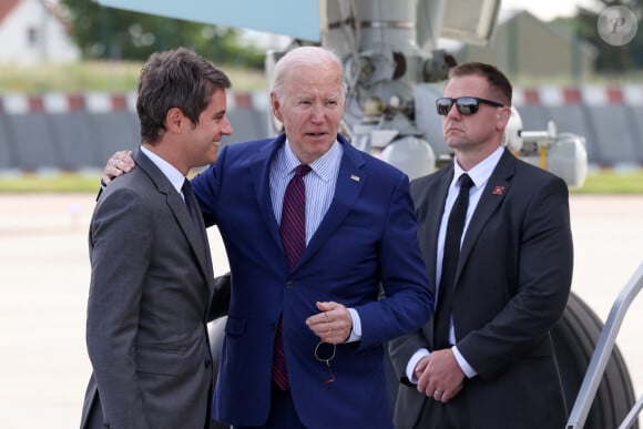 Le premier ministre Gabriel Attal accueille le président Joe Biden à l'aéroport de Orly le 5 juin 2024. Le président des États-Unis rejoindra jeudi les plages normandes pour le 80ème anniversaire du D-Day, où il retrouvera d'autres responsables politiques, comme le chancelier allemand O.Scholz ou le président ukrainien V.Zelensky. © Stéphane Lemouton / Bestimage 