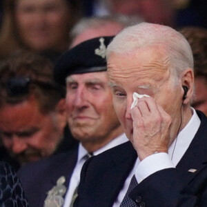 A essuyé quelques larmes
Joe Biden à Omaha Beach à Saint-Laurent-sur-Mer pour les 80 ans du Débarquement le 6 juin 2024. Photo by Jordan Pettitt/PA Wire/ABACAPRESS.COM