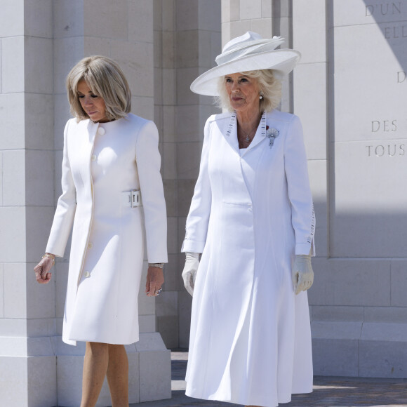 Camilla Parker Bowles, reine consort d'Angleterre et Brigitte Macron, Première Dame française lors de la cérémonie franco-britannique au mémorial britannique de Ver-sur-mer, France, le 6 juin 2024, lors du 80ème anniversaire du débarquement. © Ian Vogler/MirrorPix/Bestimage 