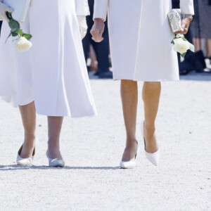 Le roi Charles III d'Angleterre, Emmanuel Macron, président de la République française, Camilla Parker Bowles, reine consort d'Angleterre et Brigitte Macron, Première Dame française lors de la cérémonie franco-britannique au mémorial britannique de Ver-sur-mer, France, le 6 juin 2024, lors du 80ème anniversaire du débarquement. © Ian Vogler/MirrorPix/Bestimage 