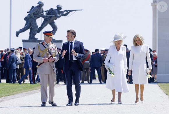 Le roi Charles III d'Angleterre, Emmanuel Macron, président de la République française, Camilla Parker Bowles, reine consort d'Angleterre et Brigitte Macron, Première Dame française lors de la cérémonie franco-britannique au mémorial britannique de Ver-sur-mer, France, le 6 juin 2024, lors du 80ème anniversaire du débarquement. © Ian Vogler/MirrorPix/Bestimage 