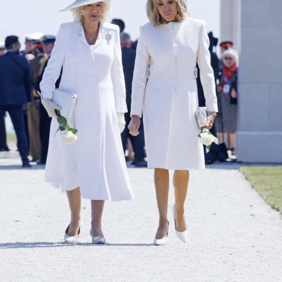 Le roi Charles III d'Angleterre, Emmanuel Macron, président de la République française, Camilla Parker Bowles, reine consort d'Angleterre et Brigitte Macron, Première Dame française lors de la cérémonie franco-britannique au mémorial britannique de Ver-sur-mer, France, le 6 juin 2024, lors du 80ème anniversaire du débarquement. © Ian Vogler/MirrorPix/Bestimage 