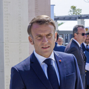 Le roi Charles III d'Angleterre, Emmanuel Macron, président de la République française, Camilla Parker Bowles, reine consort d'Angleterre et Brigitte Macron, Première Dame française lors de la cérémonie franco-britannique au mémorial britannique de Ver-sur-mer, France, le 6 juin 2024, lors du 80ème anniversaire du débarquement. © Ian Vogler/MirrorPix/Bestimage 