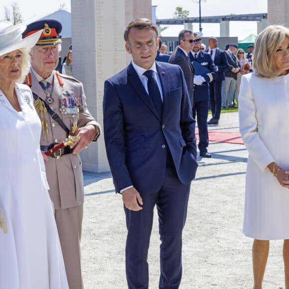 Le roi Charles III d'Angleterre, Emmanuel Macron, président de la République française, Camilla Parker Bowles, reine consort d'Angleterre et Brigitte Macron, Première Dame française lors de la cérémonie franco-britannique au mémorial britannique de Ver-sur-mer, France, le 6 juin 2024, lors du 80ème anniversaire du débarquement. © Ian Vogler/MirrorPix/Bestimage 