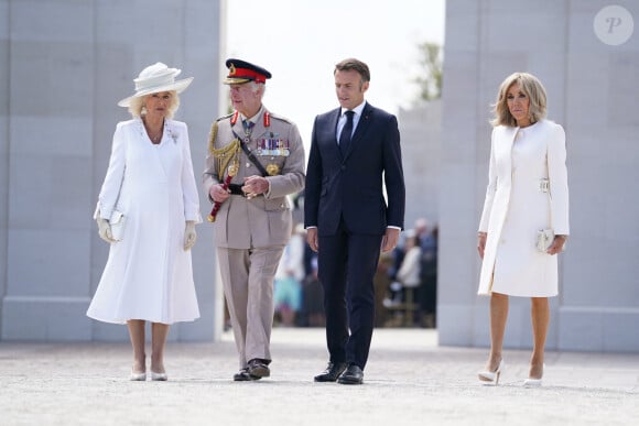 Emmanuel Macron, président de la République française, le roi Charles III d'Angleterre, la Première Dame Brigitte Macron et Camilla Parker Bowles, reine consort d'Angleterre lors de la cérémonie franco-britannique au mémorial britannique de Ver-sur-mer, France, le 6 juin 2024, lors du 80ème anniversaire du débarquement. © Ludovic Marin/Pool/MirrorPix/Bestimage 